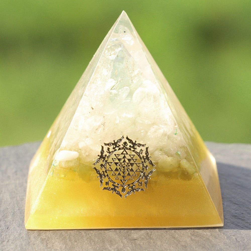 Green Fluorite Orgonite Pyramid Natural Crystal Magnetic Field Converter Energy Pyramid Balance Meditation Aid Resin Crafts